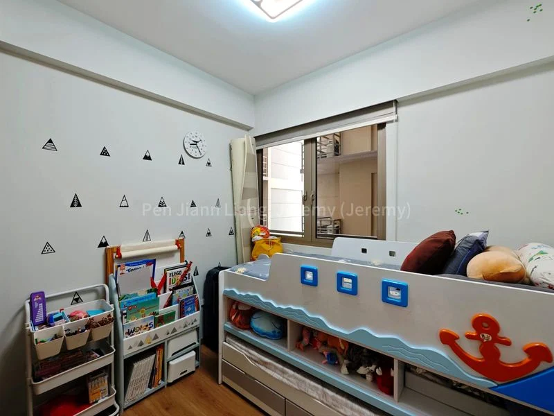 4 Bed Executive Condo for Sale in  The Vales - Image 7