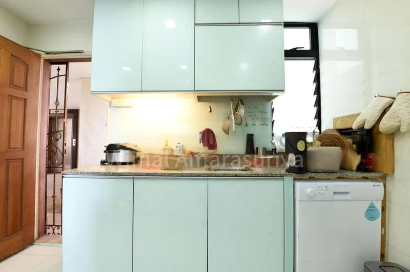 5 Bed Condo for Rent in  Spring Grove - Image 9