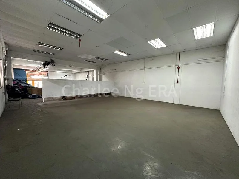 Light Industrial (B1) for Rent: Benoi Crescent, Level 2 Office cum Storage/Production - Image 4