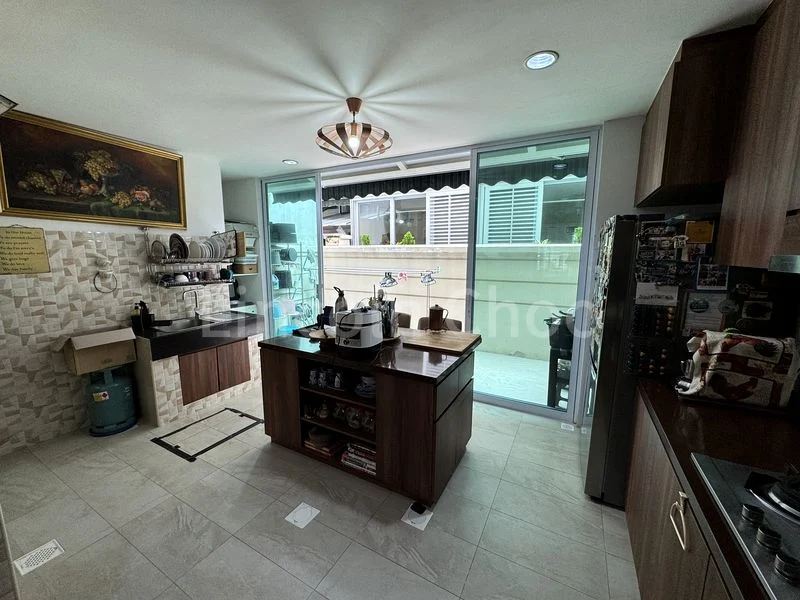 4+1 Bed Terraced House (Landed) for Sale in  Kew Vale - Image 2