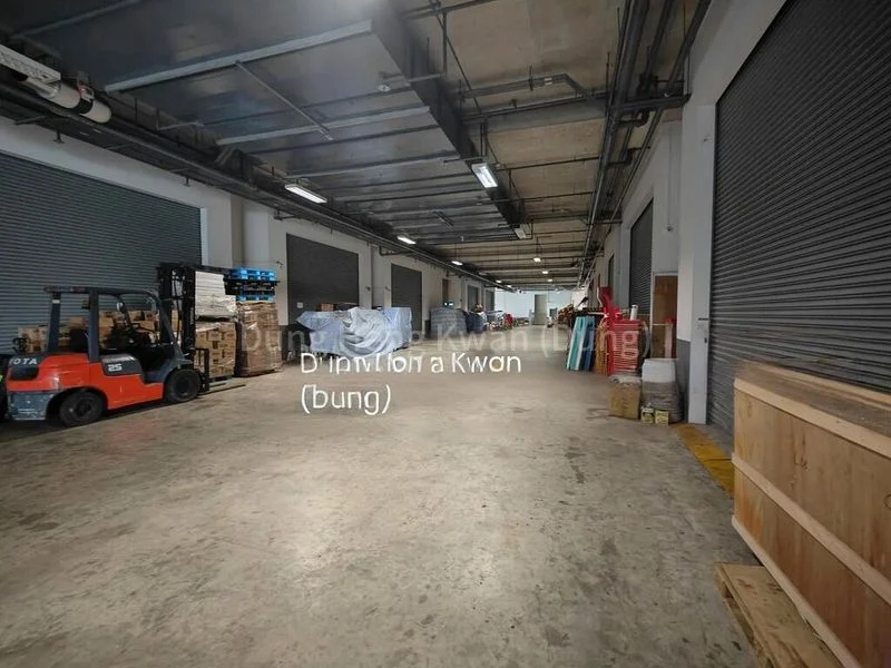 Light Industrial (B1) for Rent:  Rare | Direct Access | 6m High Ceiling - Image 12
