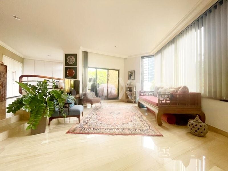 5 Bed Apartment (Condo) for Sale in  The Vantage - Image 1