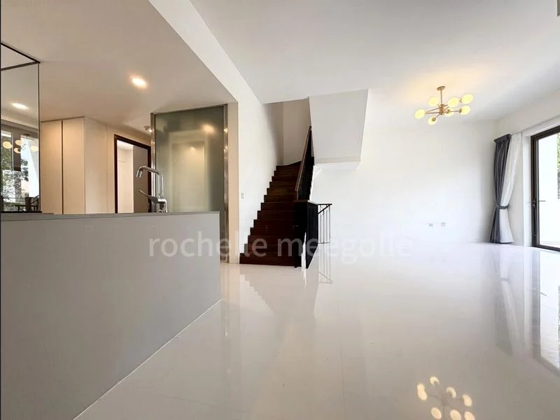 4 Bed Condo for Rent in Holland Grove Road - Image 10