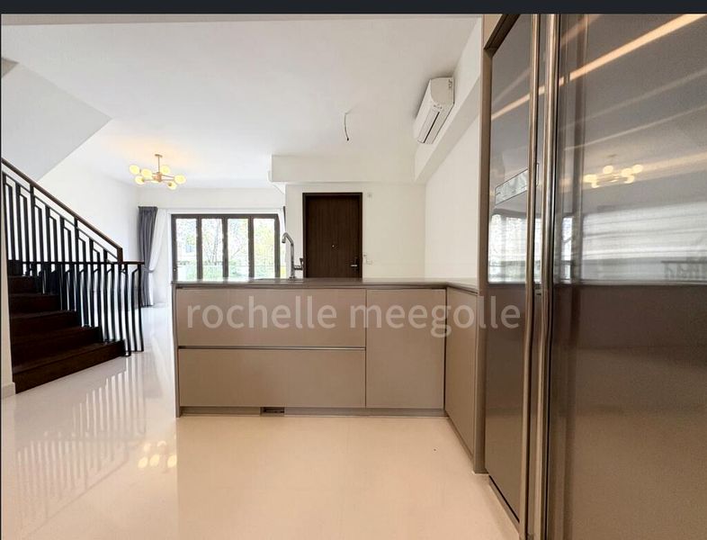 4 Bed Condo for Rent in Holland Grove Road - Image 9