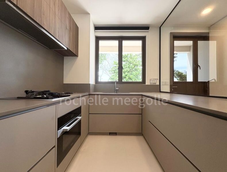 4 Bed Condo for Rent in  Holland Grove Road - Image 7