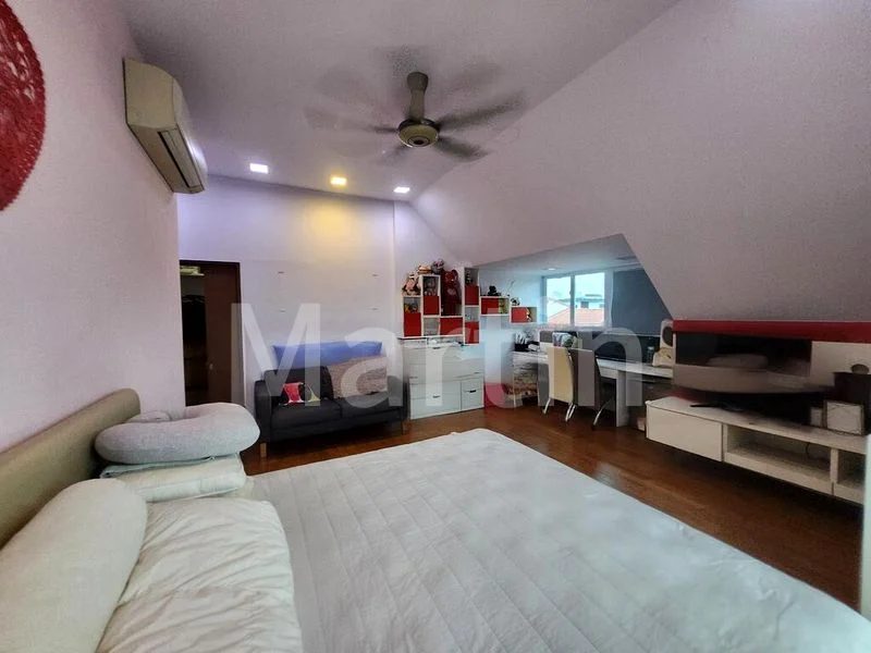 7 Bed Corner Terrace (Landed) for Sale in Golden Hill Estate - Image 7