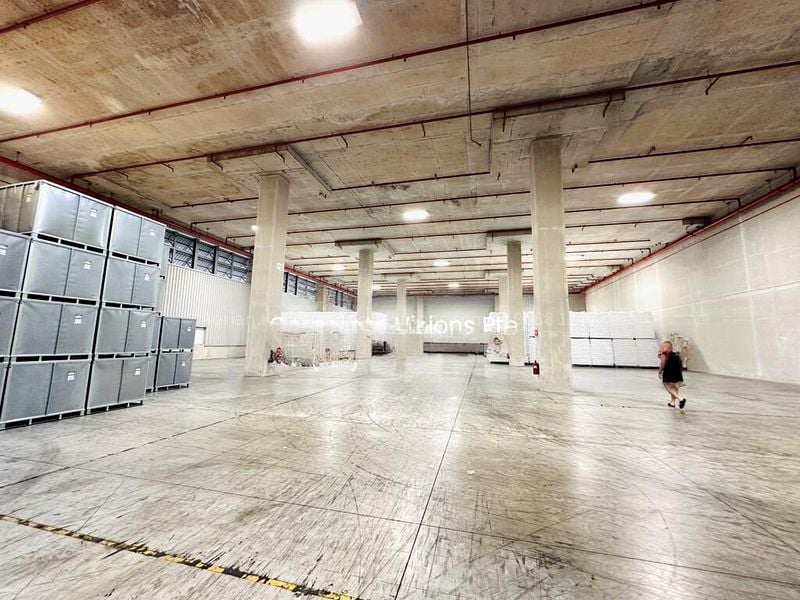 Warehouse for Rent: 50KN/SQM GROUND FLOOR; 11 DEDICATED Loading Bays, High Floor Load, Hi-Specs Warehouse off AYE. - Image 9