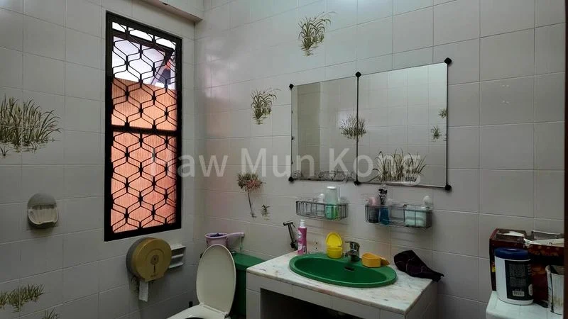 5 Bed Corner Terrace (Landed) for Sale in  Sennett Estate - Image 3