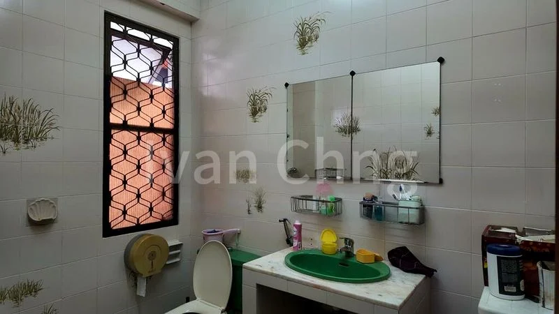 5 Bed Corner Terrace (Landed) for Sale in  Sennett Estate - Image 10