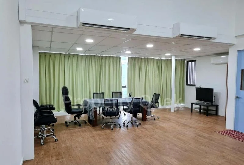 Light Industrial (B1) for Rent: 2,000 Sq Ft Unit, Warehouse & Shop, on 5th Street. - Image 2