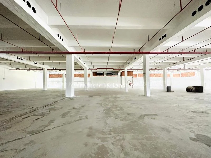 Light Industrial (B1) for Rent: BEDOK MRT High-Ceiling Office, Production, and Storage space with full amenities. - Image 3
