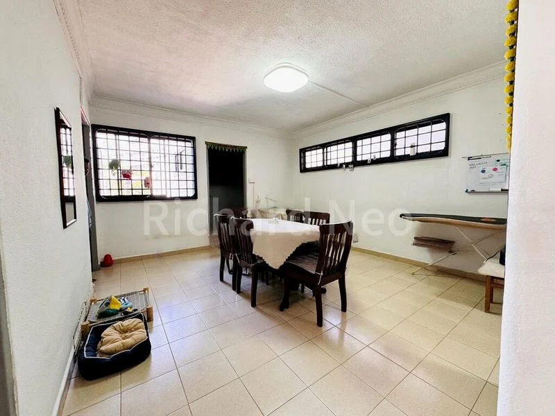 Executive HDB for Sale in  221 Bukit Batok East Avenue 3 - Image 2