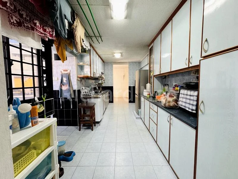 Executive HDB for Sale in  221 Bukit Batok East Avenue 3 - Image 4
