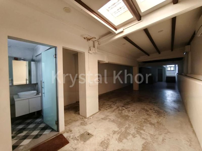 Shop / Shophouse for Rent: A Unique 3.5-Storey Whole Building Shophouse on Main Road, Fully-Covered Walkway to MRT - Image 12