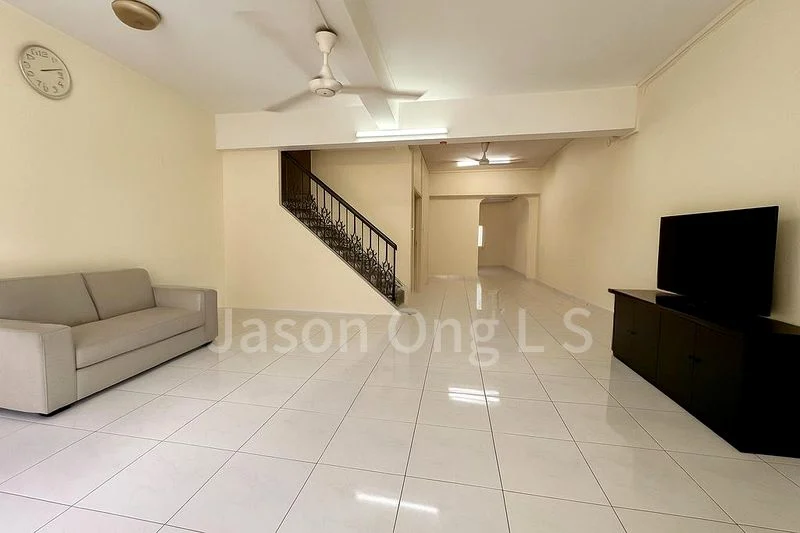 5 Bed Terraced House (Landed) for Sale in Sennett Estate - Image 1
