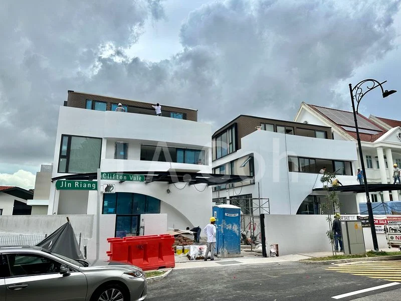 6 Bed Terraced House (Landed) for Sale in  Braddell Heights Estate - Image 2