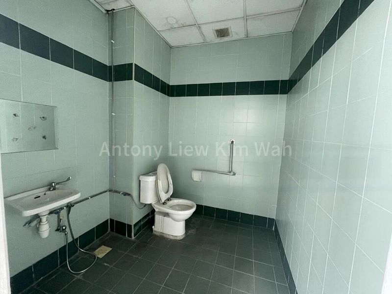 Century Warehouse: Light Industrial (B1) for Rent - Image 2