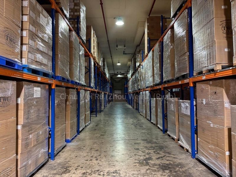 Warehouse for Rent: With Racks, 10 Bays, 6.1m Clear in Jurong - Image 1