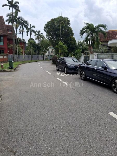 7 Bed Bungalow (Landed) for Sale in  Caldecott Hill Estate - Image 1