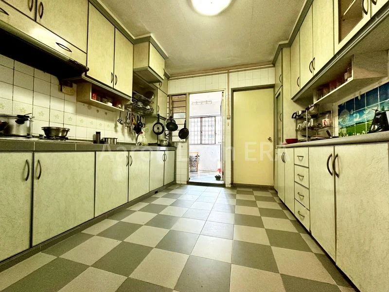 5 Room (5I) HDB for Sale in  318 Tampines Street 33 - Image 6