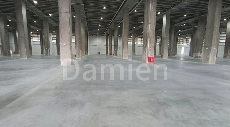 Warehouse for Rent: Ramp-up warehouse with very high ceilings. - Image 3