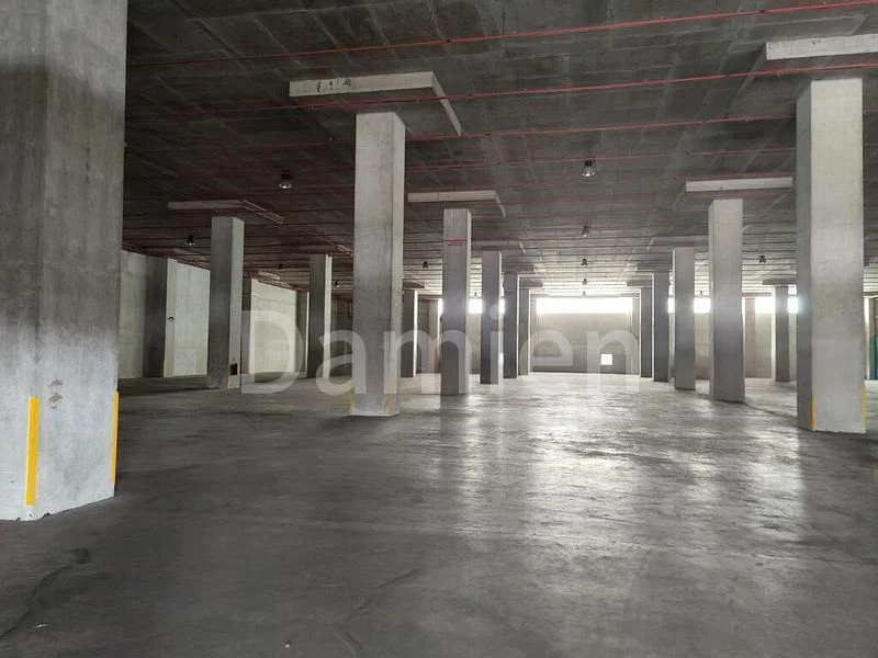 Warehouse for Rent: Ramp-up warehouse with very high ceilings. - Image 1