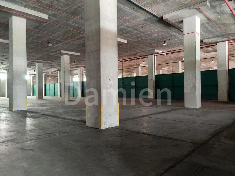 Warehouse for Rent: Ramp-up warehouse with very high ceilings. - Image 2