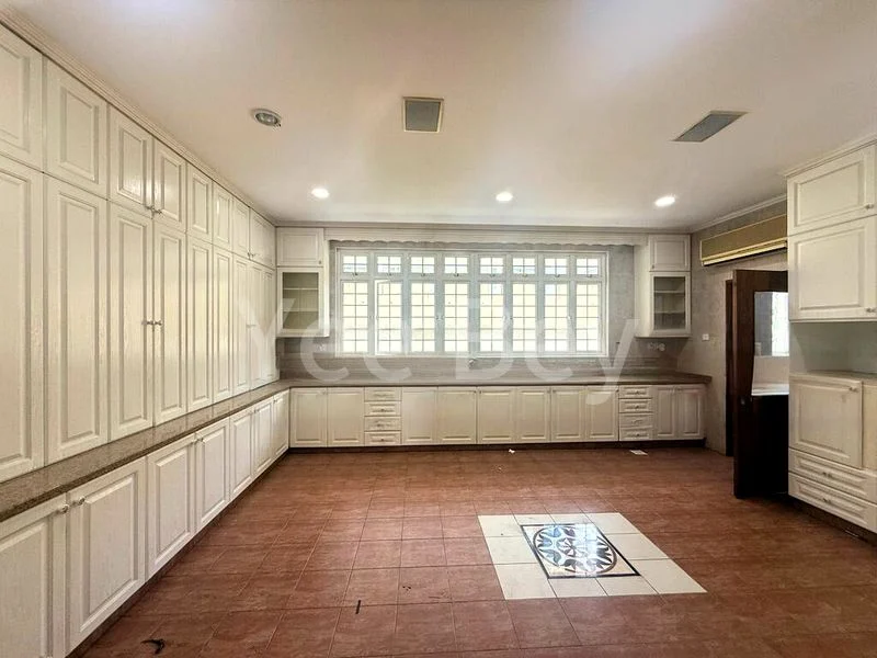 7 Bed Bungalow (Landed) for Sale in Wimborne Road - Image 3