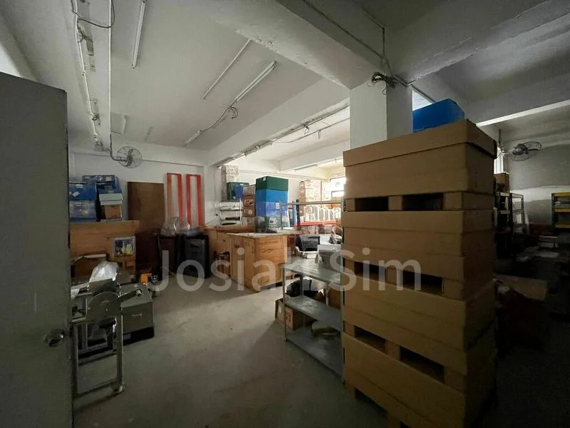 Light Industrial (B1) for Rent: Lipo Building - Image 1