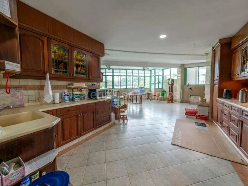 6 Bed Bungalow (Landed) for Sale in  Caldecott Hill Estate - Image 9