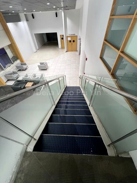 Light Industrial (B1) for Rent: Spacious B1 Unit for Car Showroom, Workshop, and/or Warehouse! - Image 1