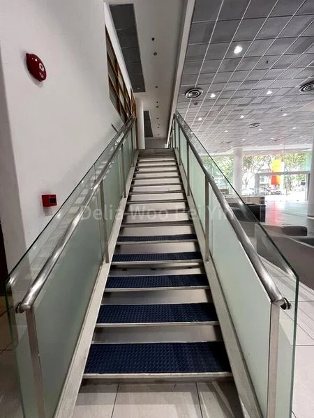 Light Industrial (B1) for Rent: Spacious B1 Unit for Car Showroom, Workshop, and/or Warehouse! - Image 5