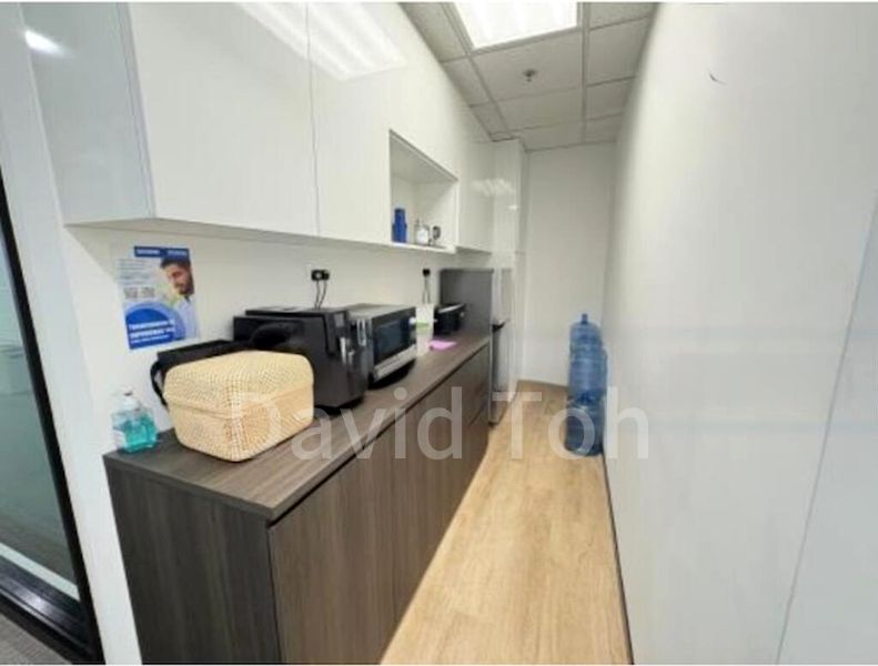 Office for Rent: High-Quality Fitted Office, City Hall - Image 4