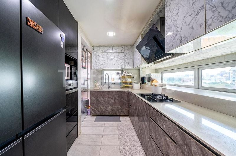 3 Bed Condo for Sale in  Pasadena - Image 2