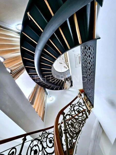 8 Bed Bungalow (Landed) for Sale in  Picardy Gardens - Image 2