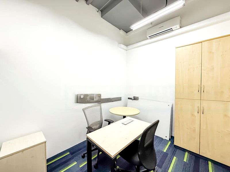 Office for Rent: Shared Cubicle Office Space - Image 4