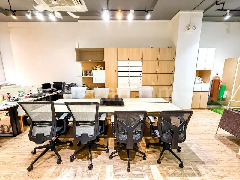 Office for Rent: Shared Cubicle Office Space - Image 9