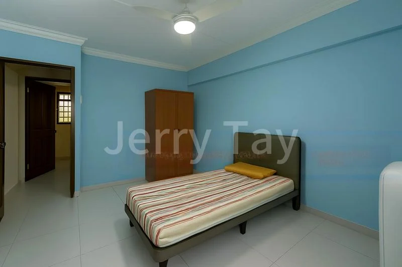 Common Room (HDB) for Rent in  942 Hougang Street 92 - Image 2