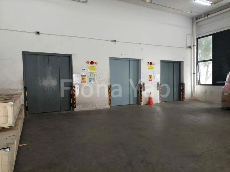 Light Industrial (B1) for Rent: Woodlands Ground Floor Industrial Unit - Image 6