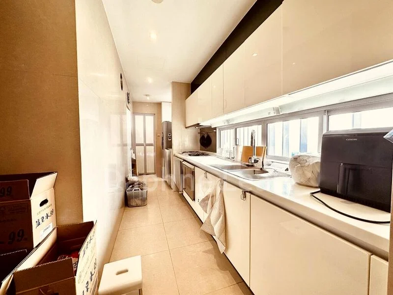 4 Bed Condo for Rent in  The Orchard Residences - Image 4