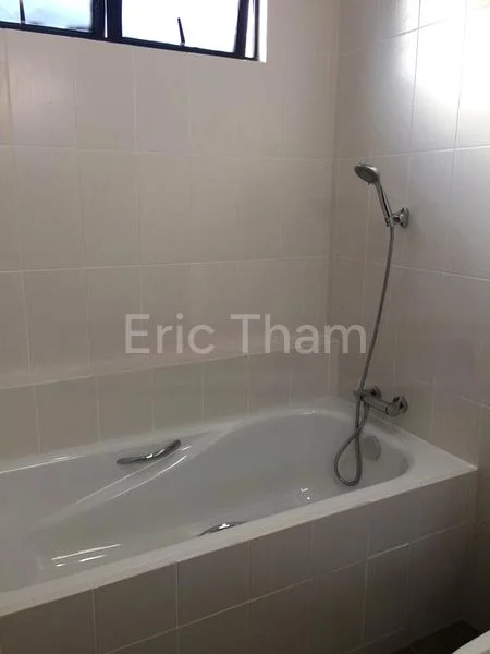 4 Bed Terraced House (Landed) for Rent in  King's Lodge - Image 5