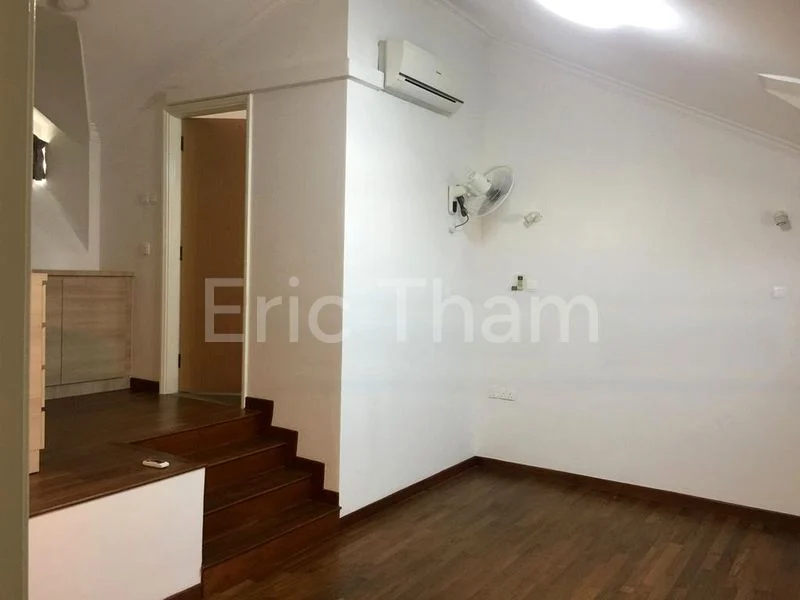 4 Bed Terraced House (Landed) for Rent in  King's Lodge - Image 2