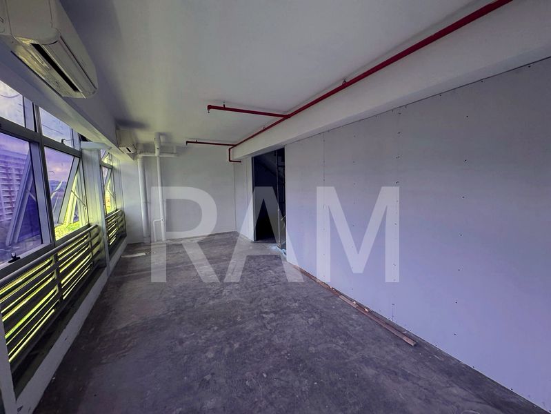 Light Industrial (B1) for Rent in Ys-One - Image 4