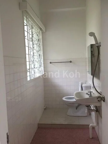 5 Bed Semi-Detached House (Landed) for Sale in  Stratford Court - Image 8