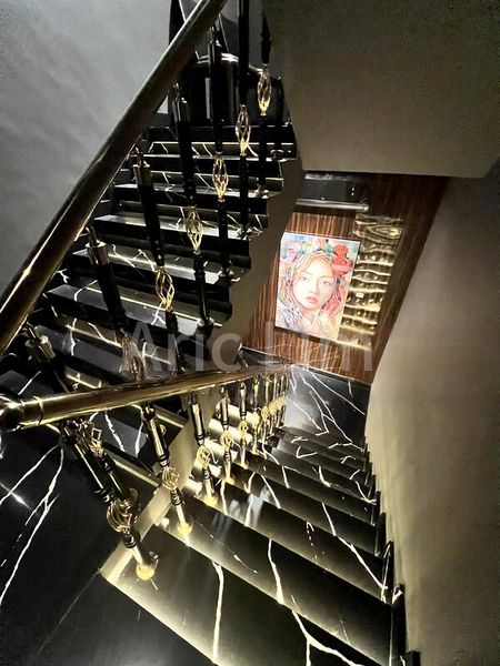 Food & Beverage for Sale: Luxury Shop on Tras Street - Image 3