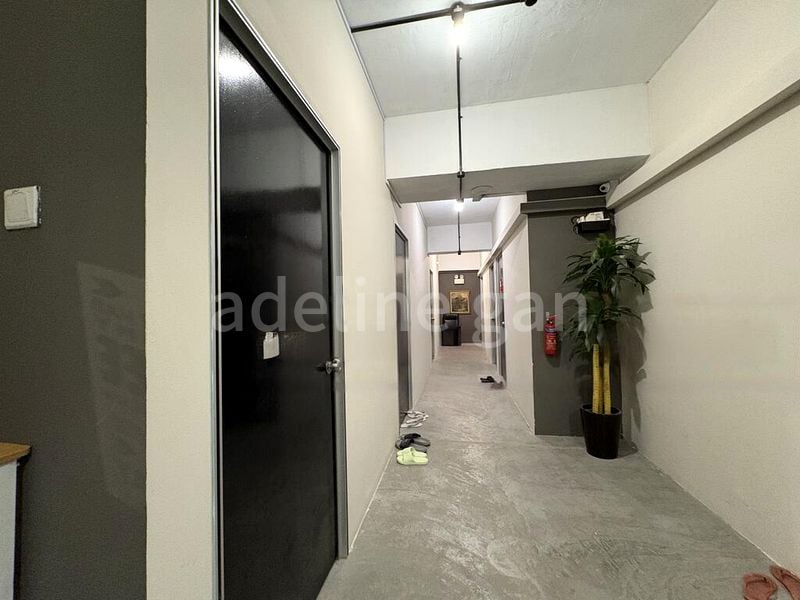 Light Industrial (B1) for Rent: LHK2 Building - Image 1