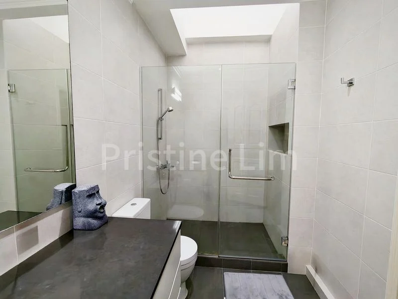 5 Bed Terraced House (Landed) for Sale in  King's Lodge - Image 4