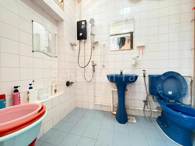 Executive HDB for Sale in  162 Yung Ping Road - Image 14