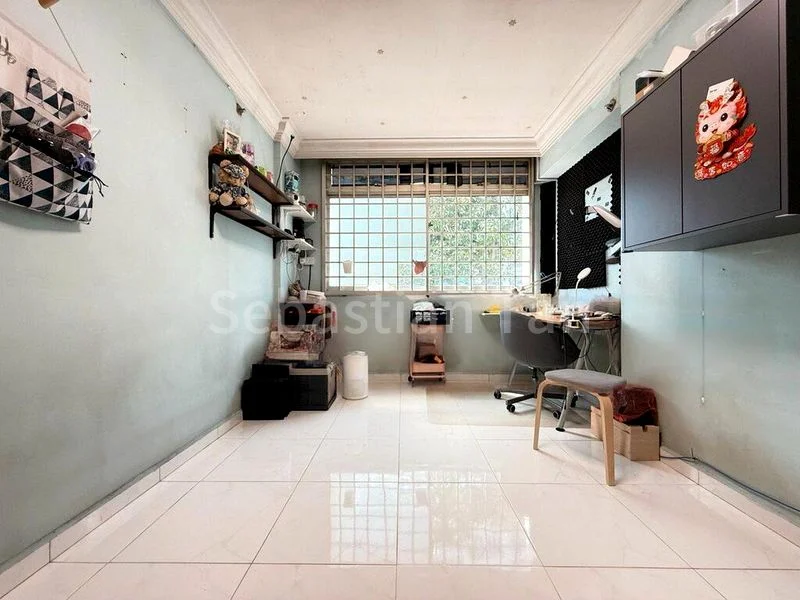 Executive HDB for Sale in  162 Yung Ping Road - Image 12