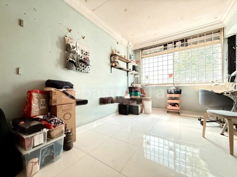 Executive HDB for Sale in  162 Yung Ping Road - Image 11